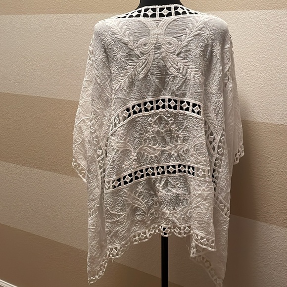 🆕 Torrid Tonal Embroidered Ruana - Picture 5 of 7